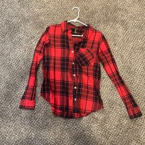 Black and red flannel button up. SIZE M.